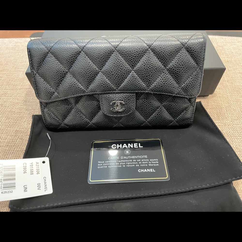 CHANEL
Caviar Quilted Long Flap Wallet Black
